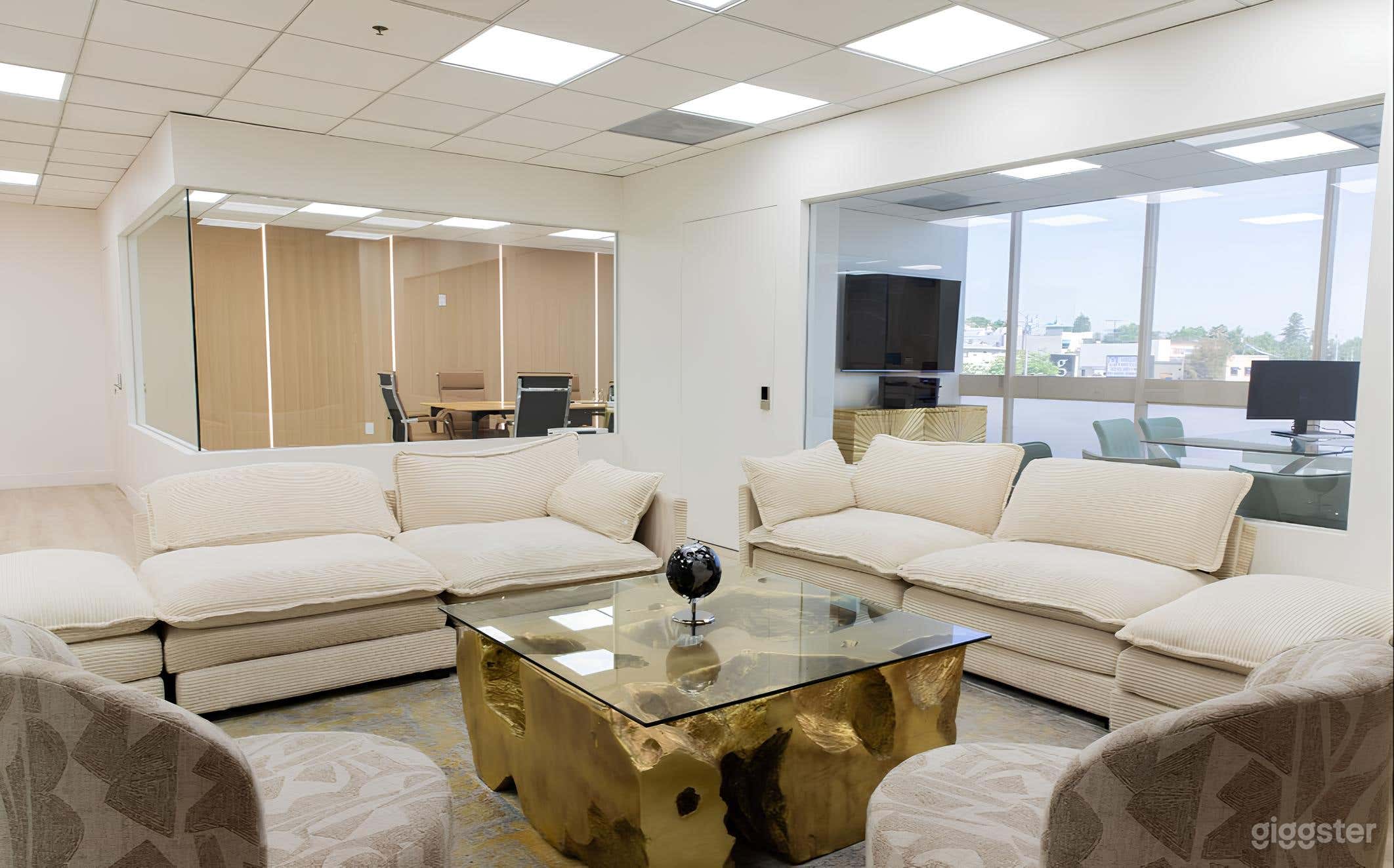 Cozy Office Lobby/Waiting Area Photo 2