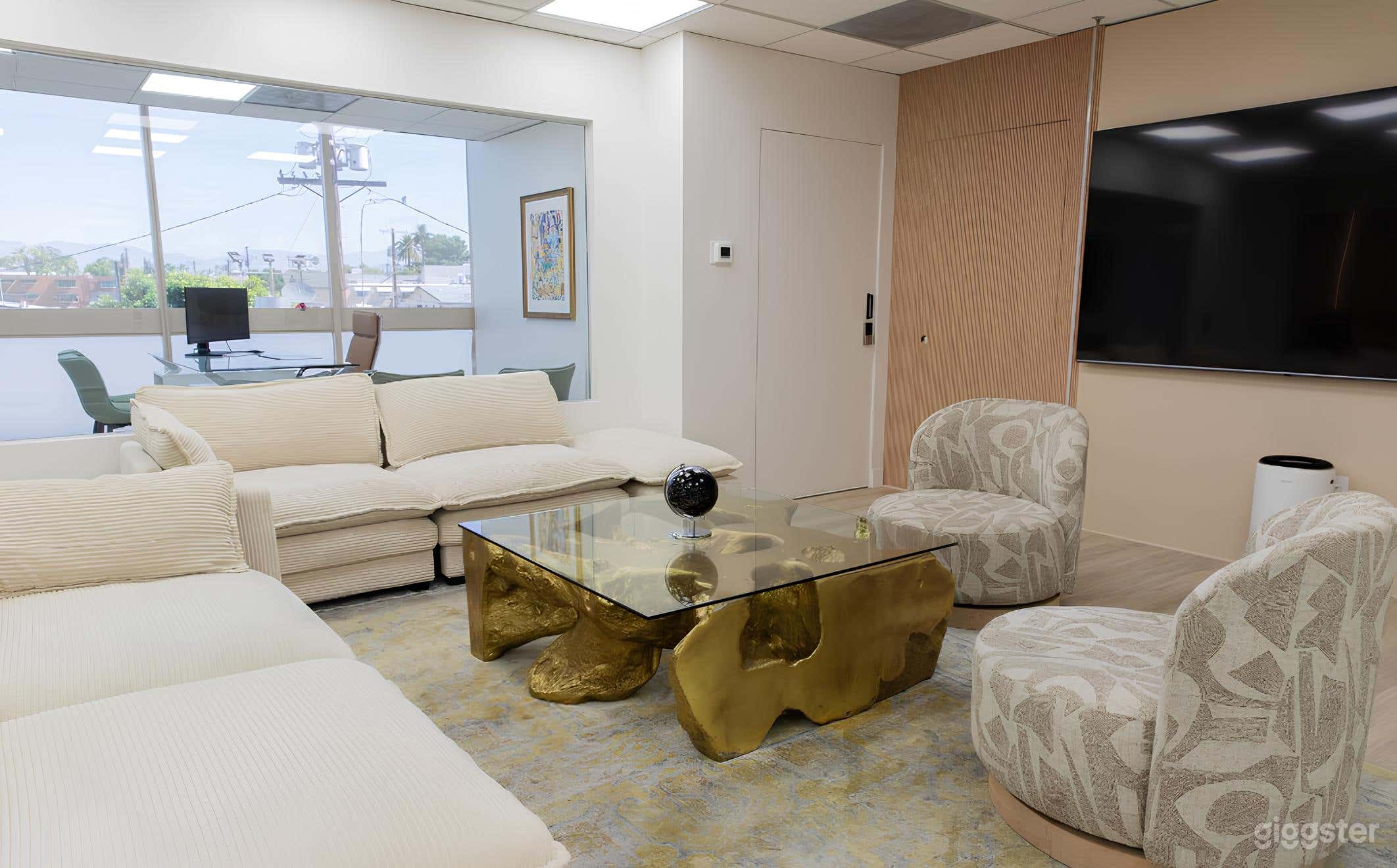 Cozy Office Lobby/Waiting Area Photo 3