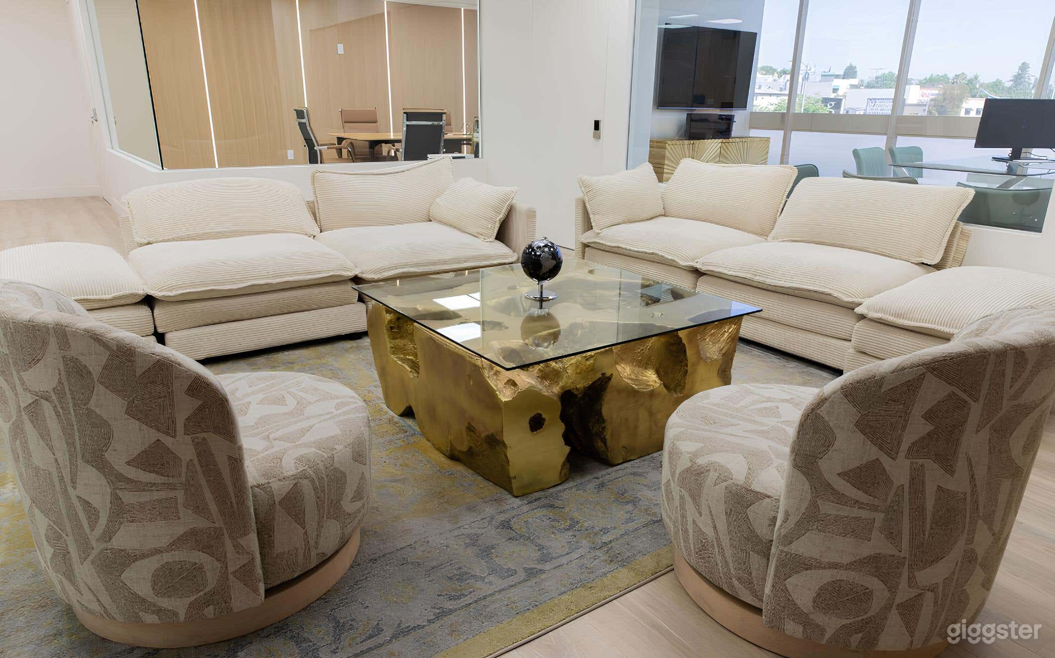 Cozy Office Lobby/Waiting Area Photo 4