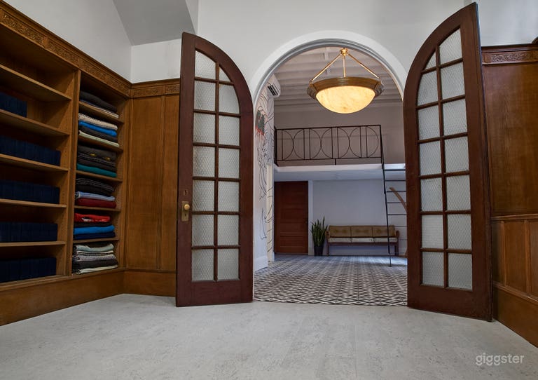  Transition from studio into lobby 