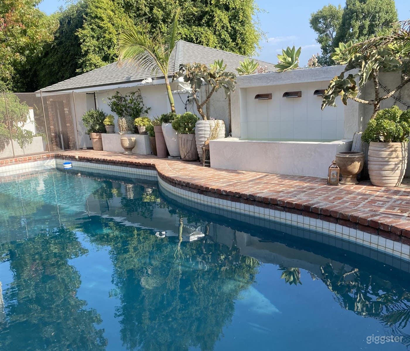 Contemporary Pool for Filming / Photoshoots Photo 3