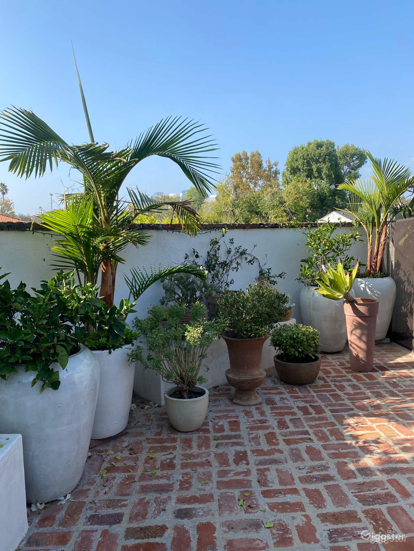 Contemporary Pool for Filming / Photoshoots Photo 2