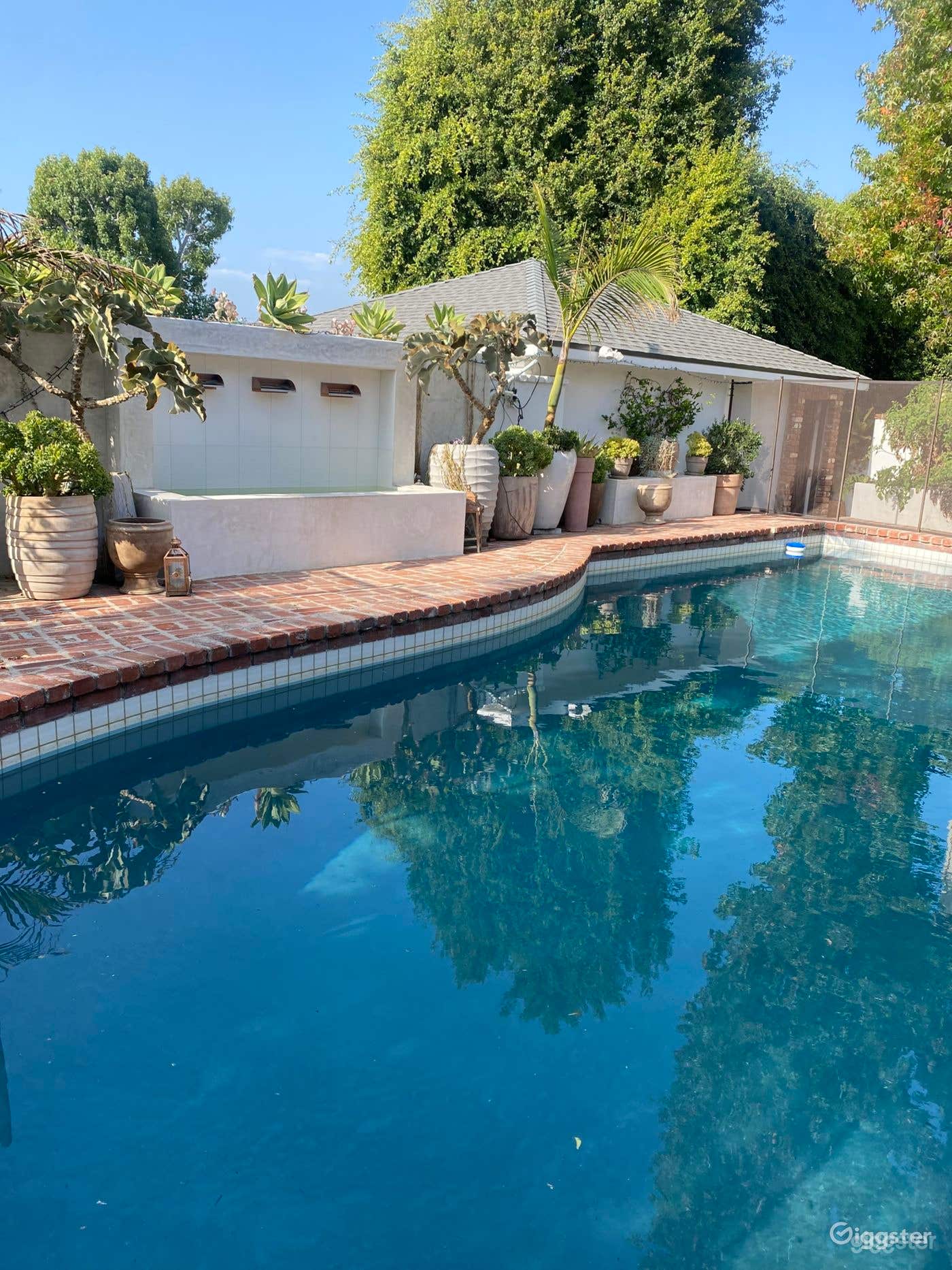 Contemporary Pool for Filming / Photoshoots Photo 1