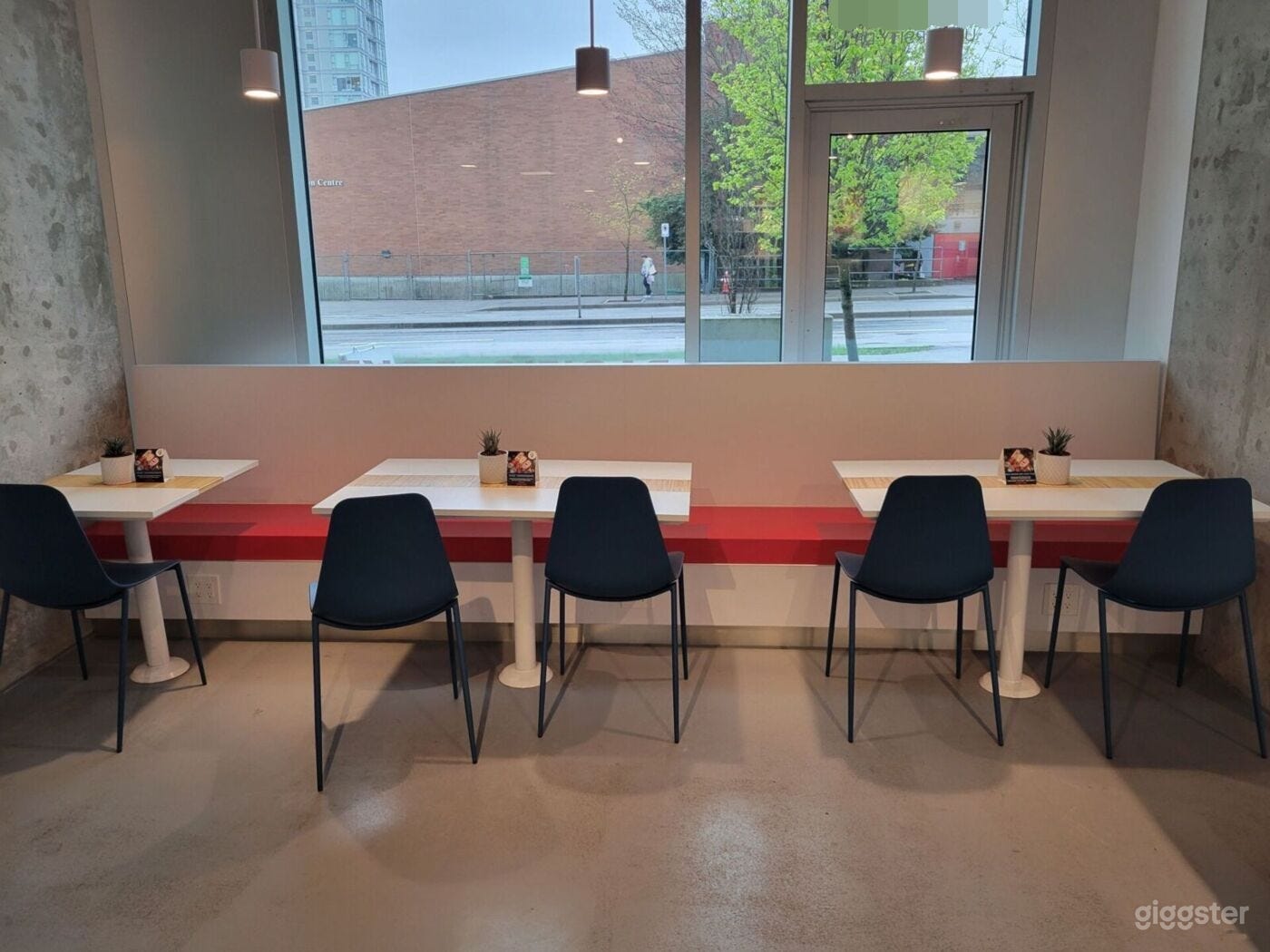 Cozy Seafood Restaurant in Surrey  Photo 4