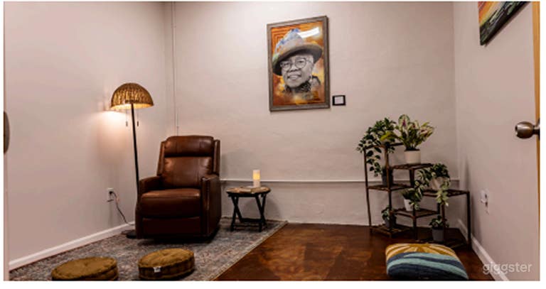  Intimate, Stylish Studio and Meeting Space 