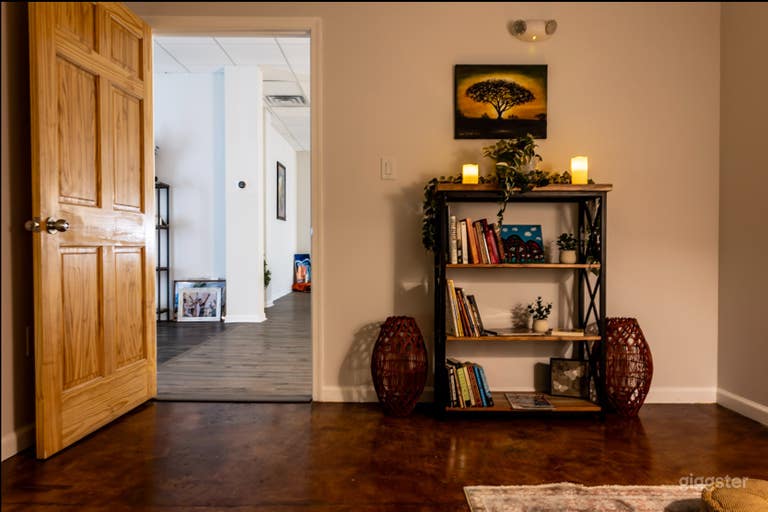  Intimate, Stylish Studio and Meeting Space 