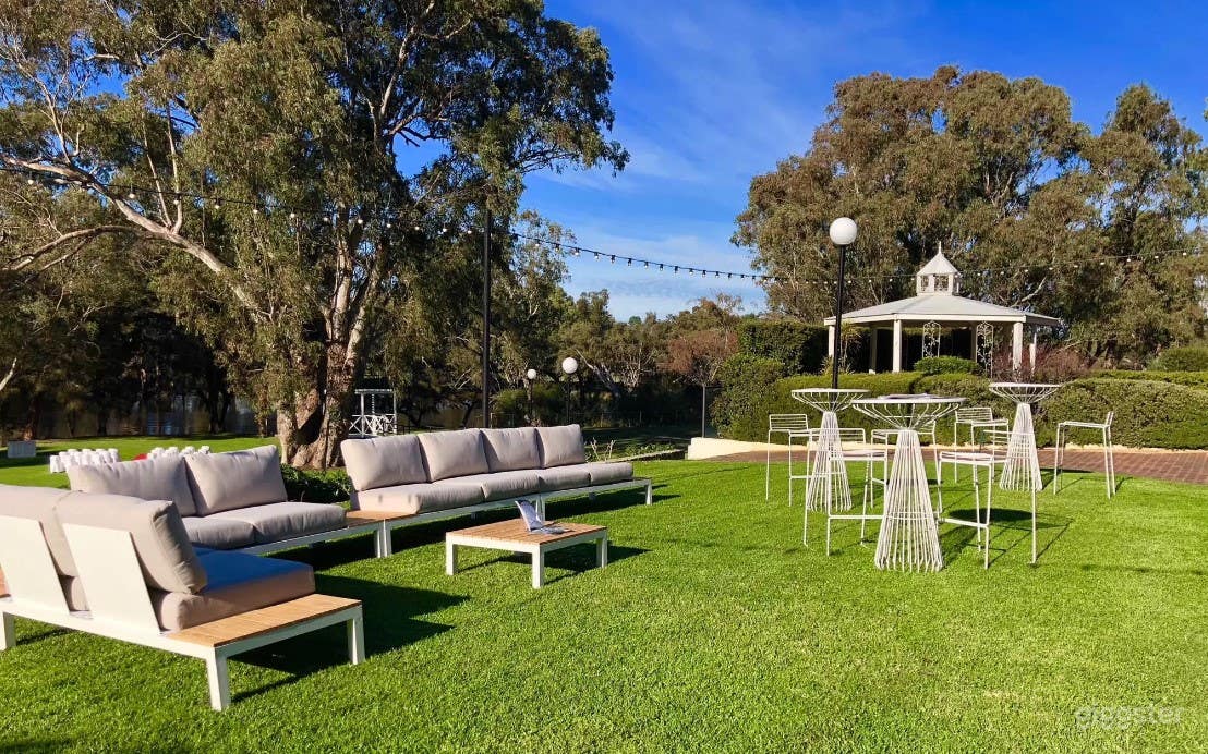 Burgundy Room Photo 2