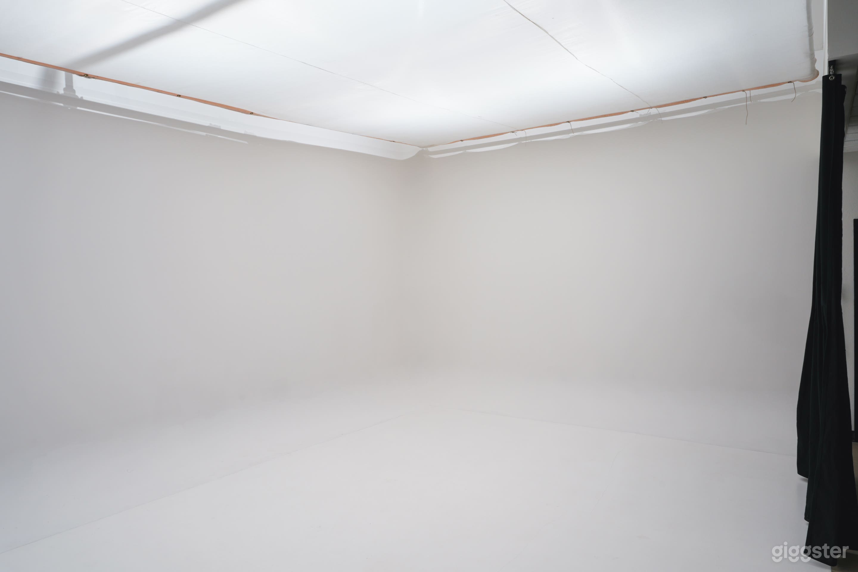 Professional Photo Studio w/ CYC Wall & Controlled Lighting Photo 3