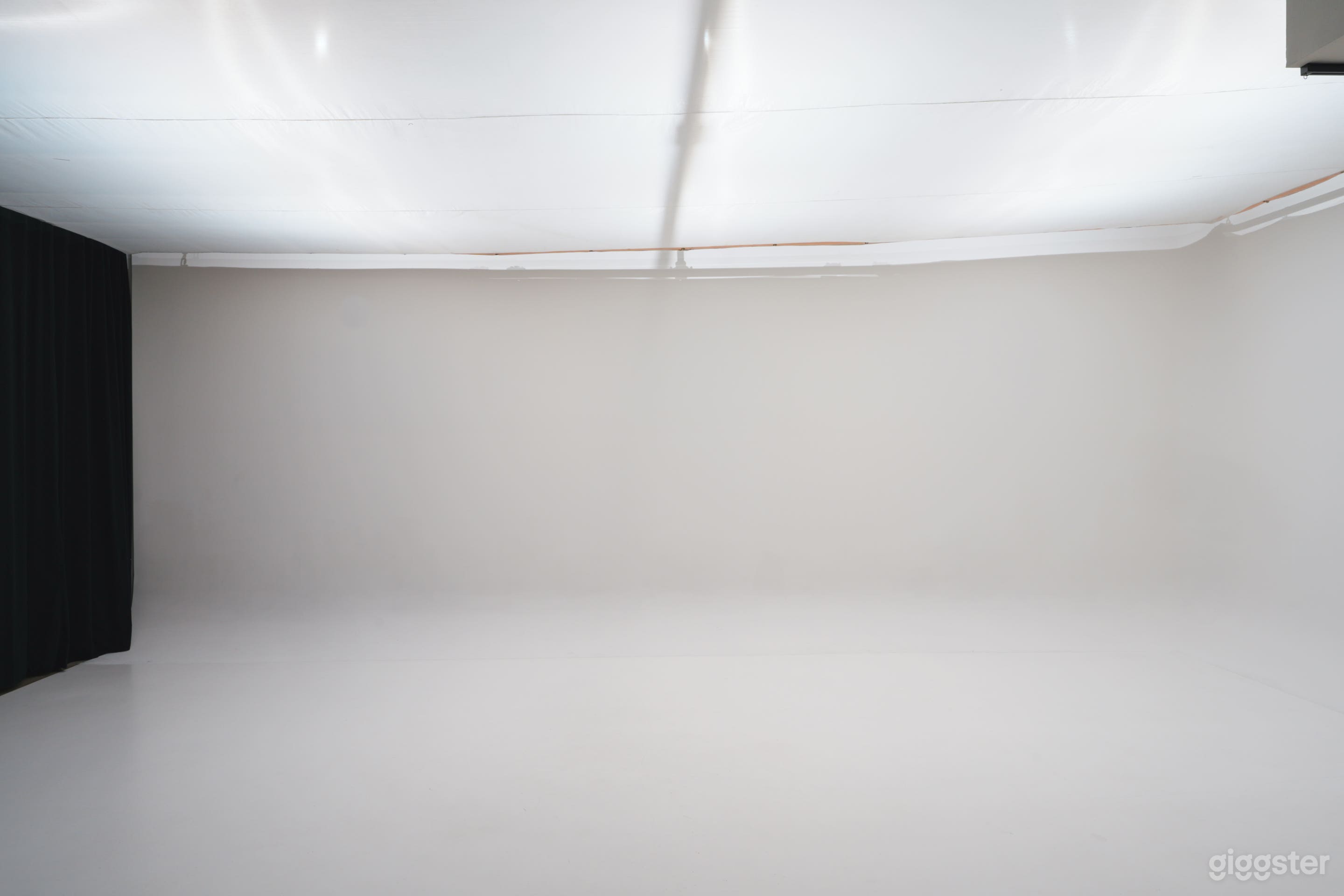 Professional Photo Studio w/ CYC Wall & Controlled Lighting Photo 2