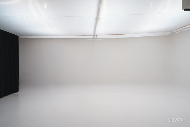  Estudio Fotográfico Profesional con Pared CYC y Iluminación Controlada 