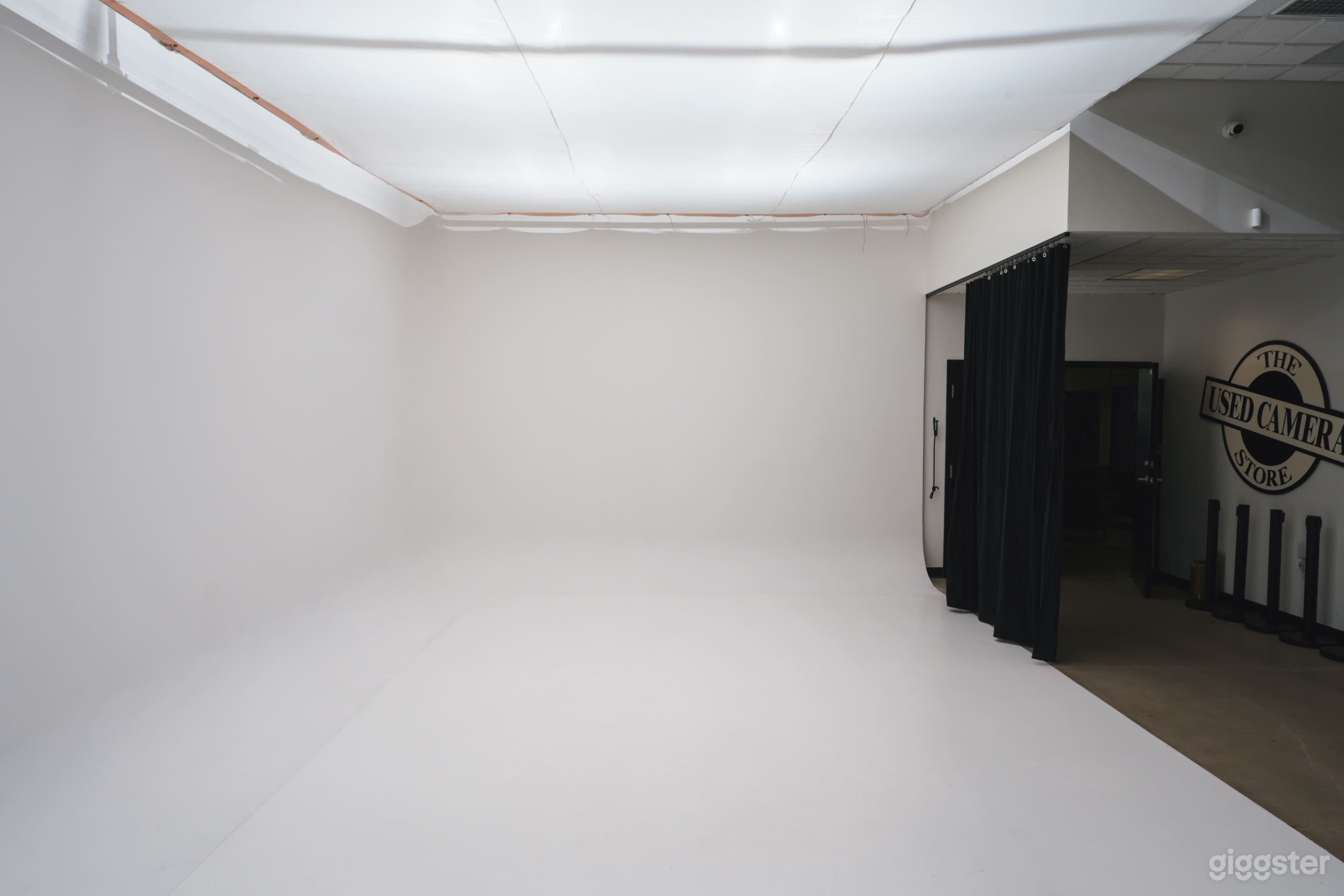 Professional Photo Studio w/ CYC Wall & Controlled Lighting Photo 4