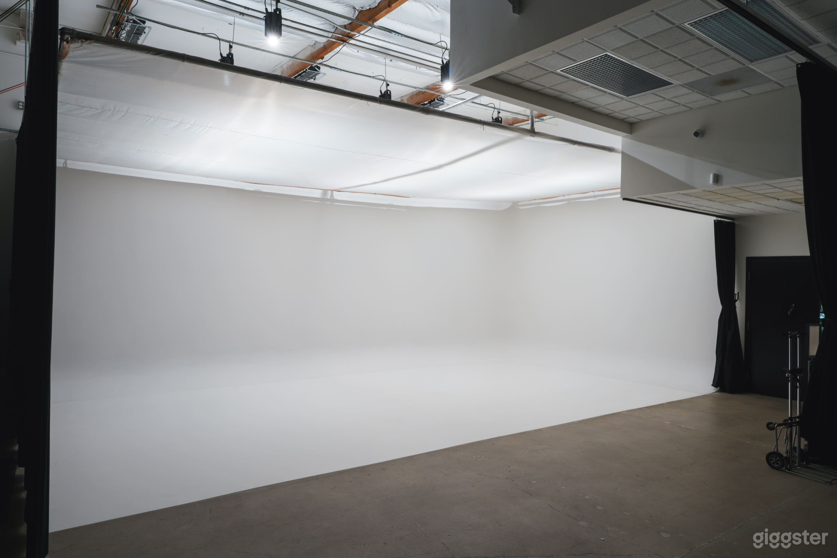 Professional Photo Studio w/ CYC Wall & Controlled Lighting Photo 1