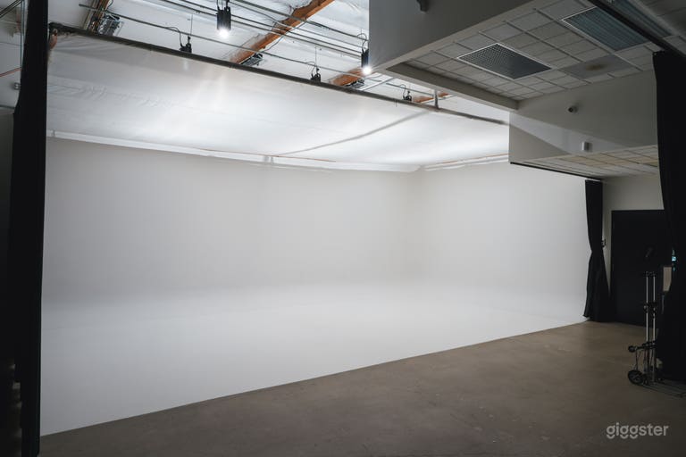  Estudio Fotográfico Profesional con Pared CYC y Iluminación Controlada 