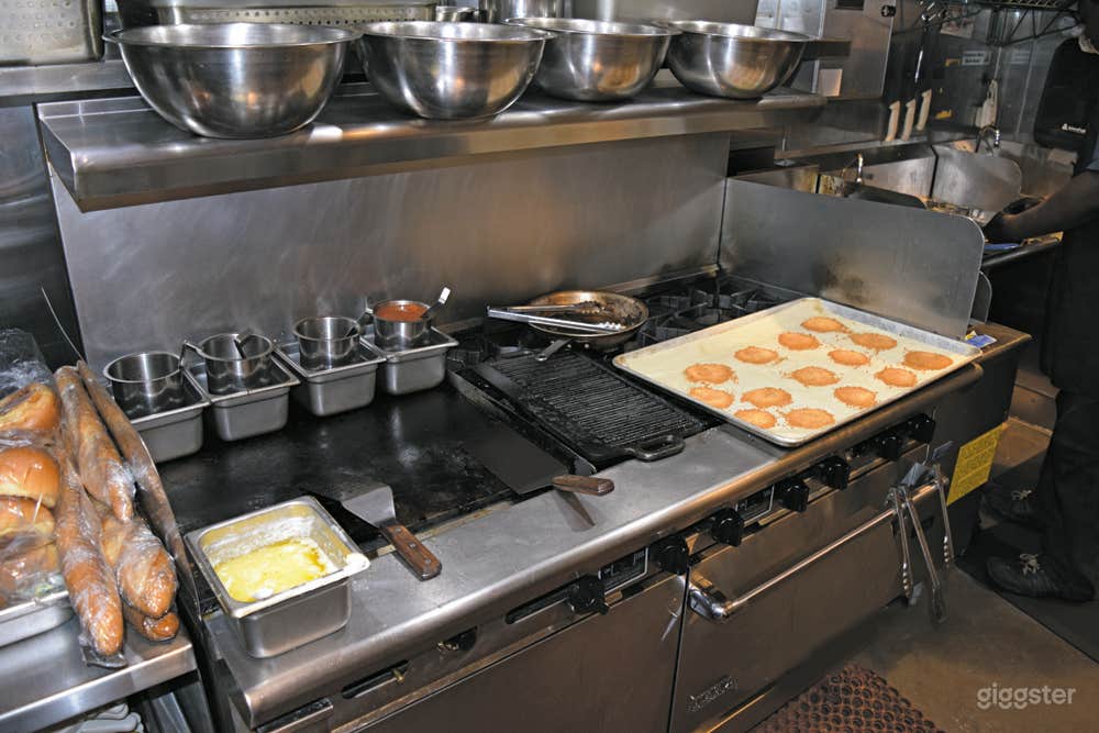 Mid-Century Cocktail Bar w/Kitchen &amp; Stage Photo 4