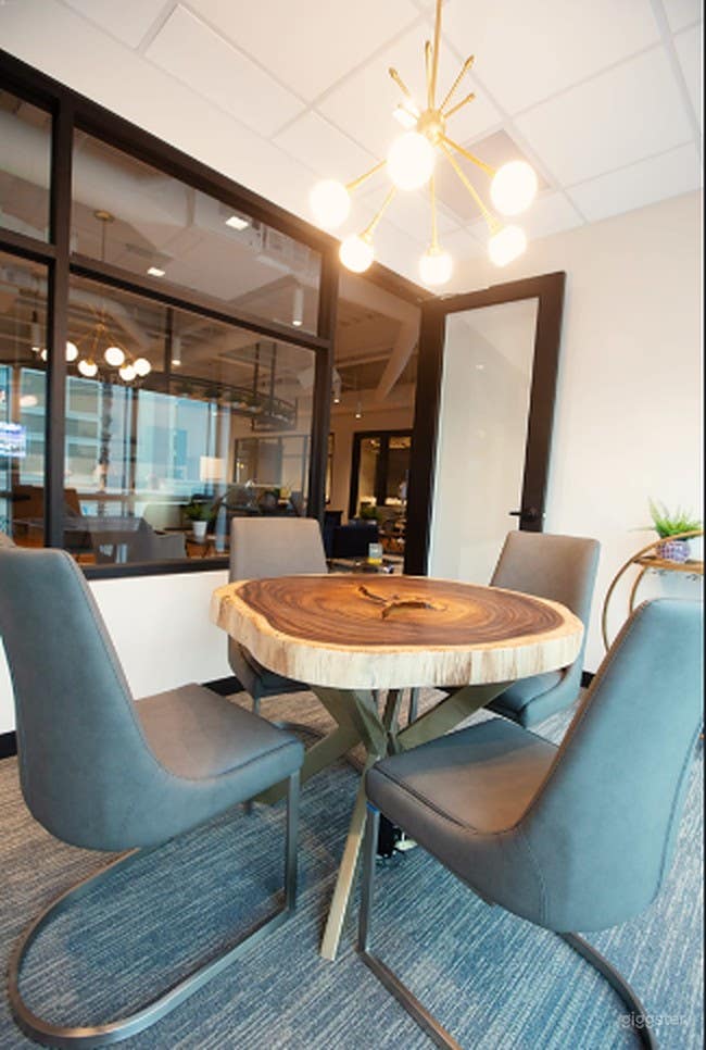  Meeting Room for 4 with Great View and Natural Light 