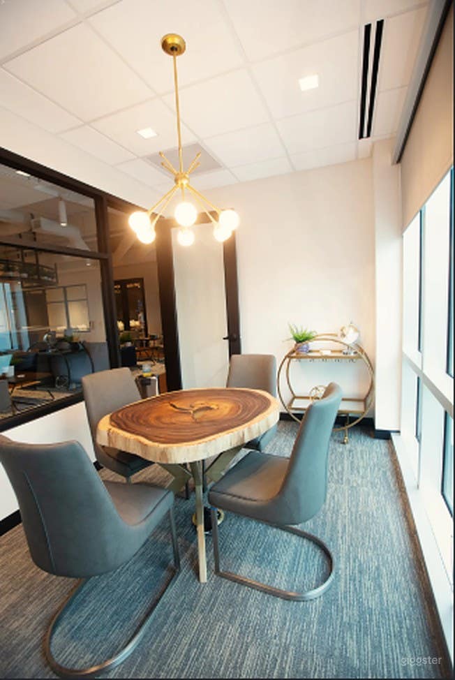 Meeting Room for 4 with Great View and Natural Light Photo 4