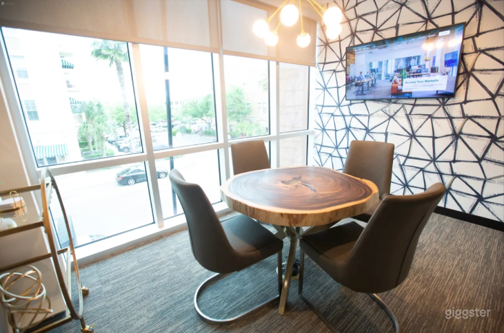  Meeting Room for 4 with Great View and Natural Light 