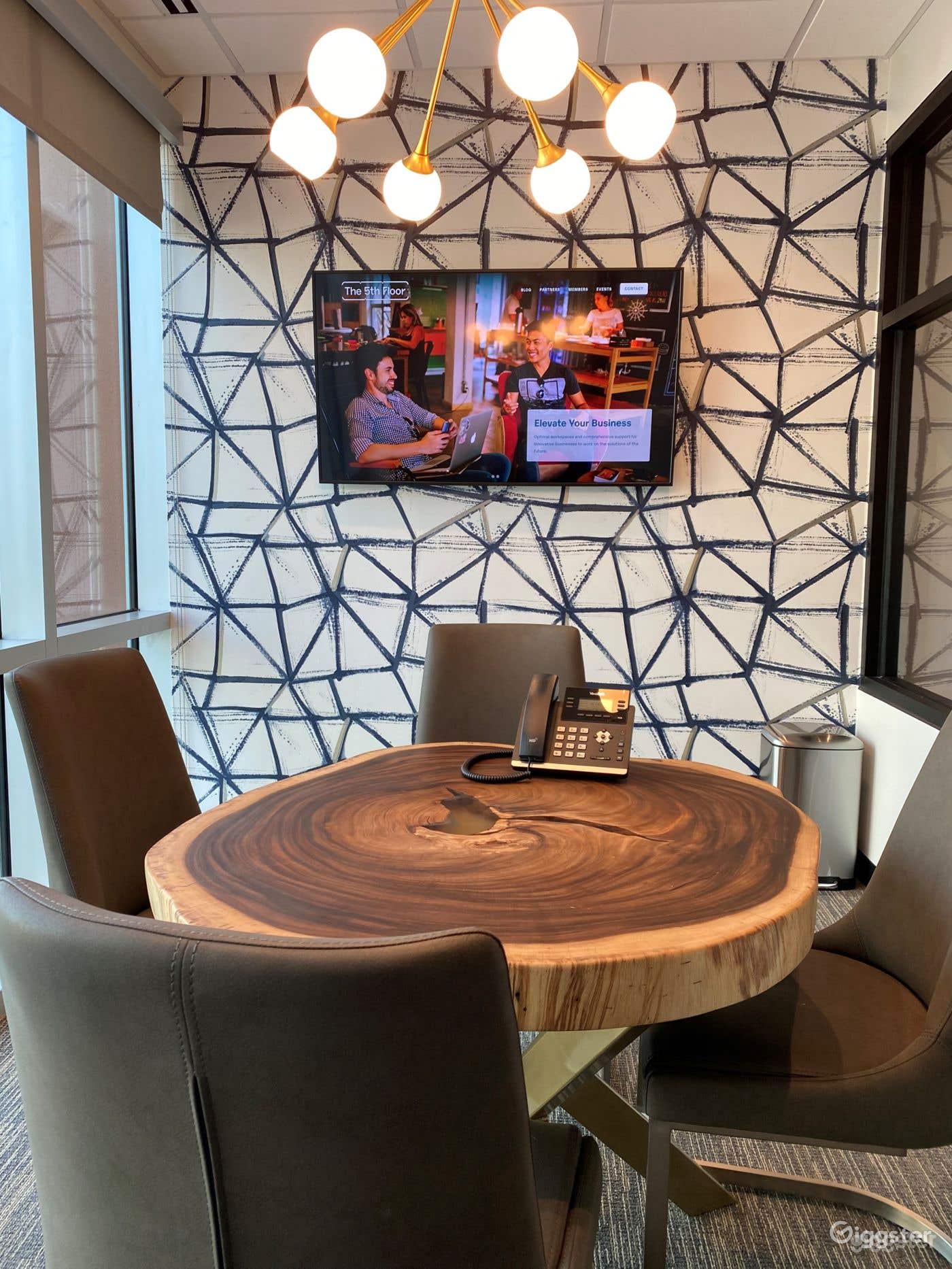 Meeting Room for 4 with Great View and Natural Light Photo 2