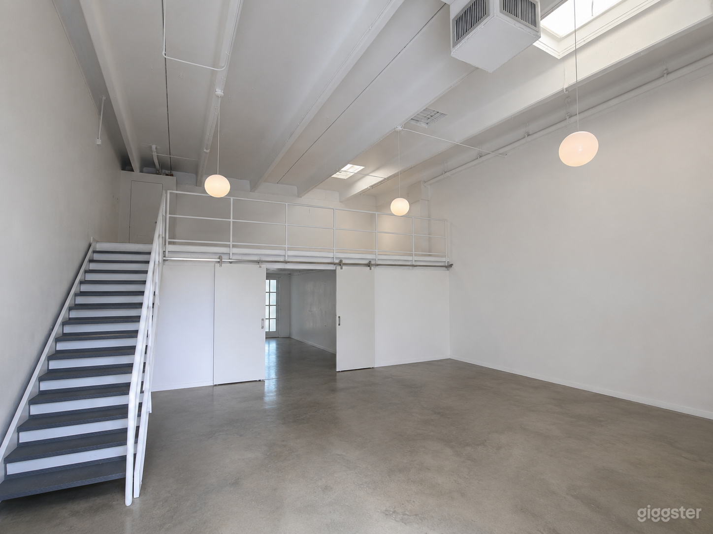 Sunset Harbour Loft Studio | High Ceilings, Discoball Photo 4