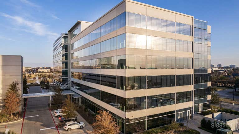  Stylish 10-Person Conference Room in Frisco, TX 