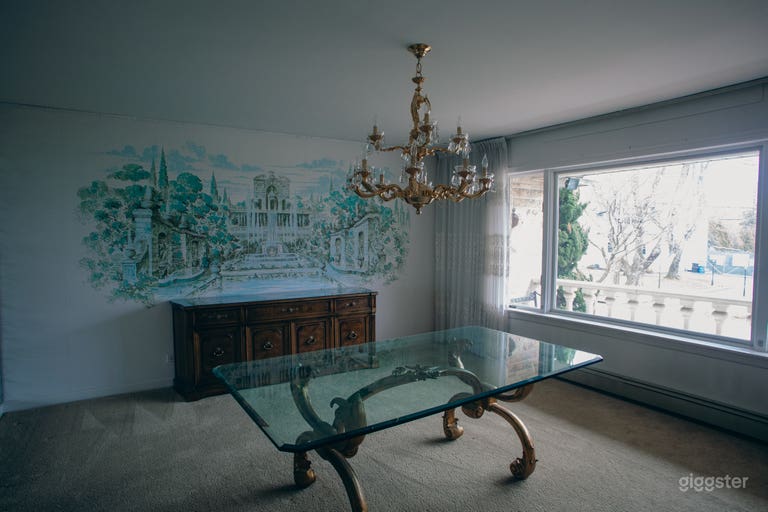  Unfurnished Retro Home with Mirror Bar, Wallpaper 