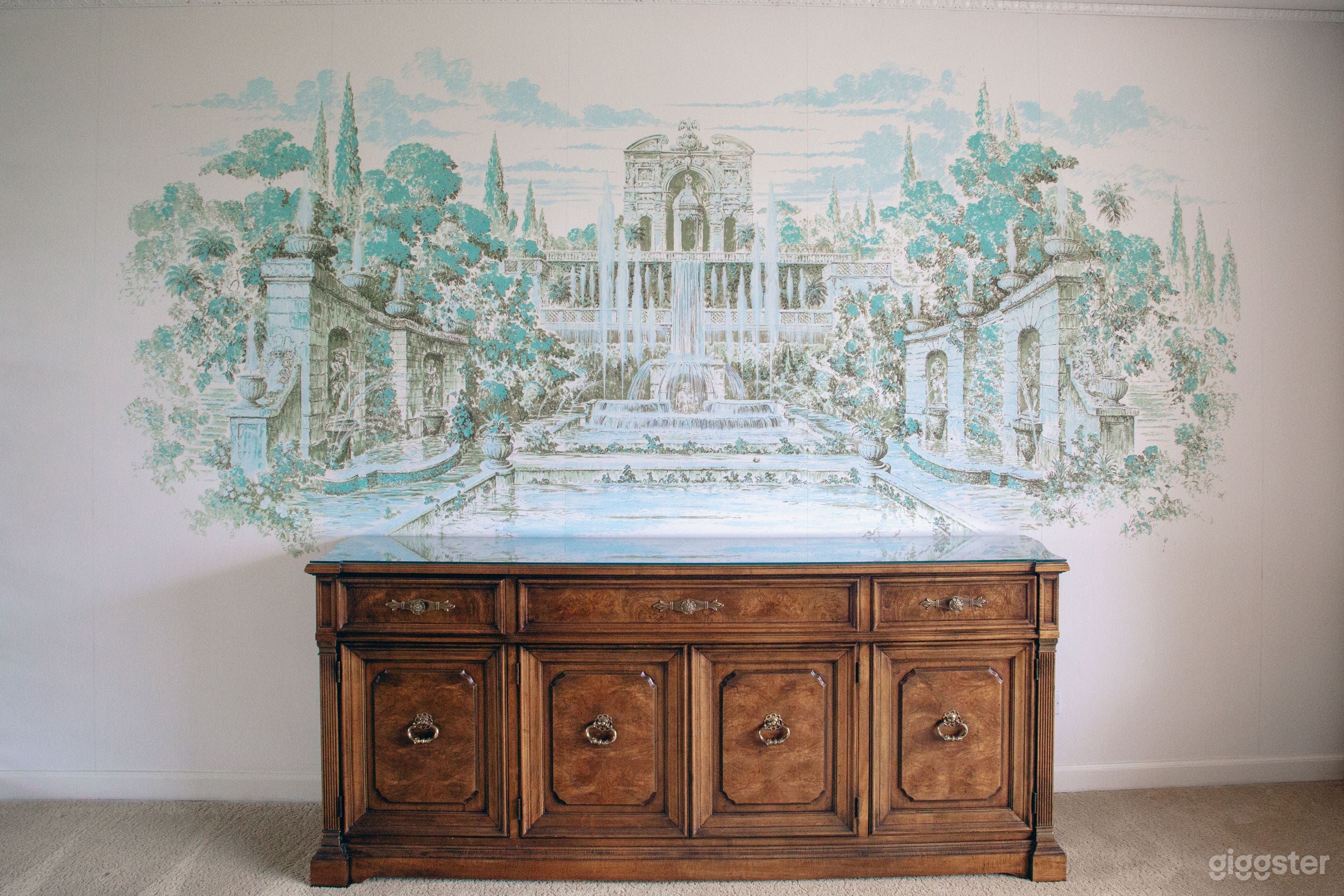 Unfurnished Retro Home with Mirror Bar, Wallpaper Photo 4