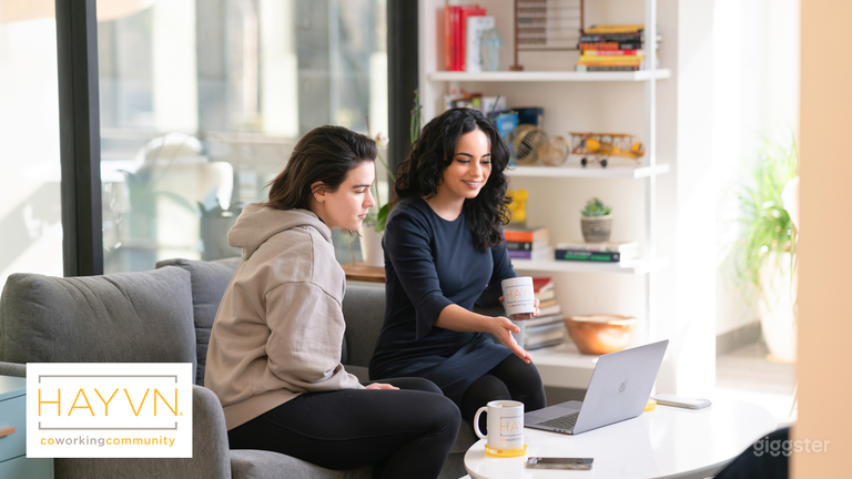  A cozy, conversational layout featuring soft seating and a warm, residential feel. Ideal for intimate meetings, small-group discussions, interviews, and coaching sessions. This setup encourages comfort, connection, and natural conversation. 
