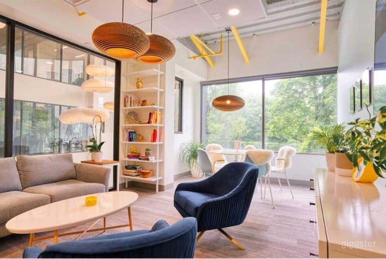  Whiteboard accessible, seating shifted for collaboration, and space arranged to encourage idea sharing and group creativity. A great choice for workshops, planning meetings, and team off-sites. 