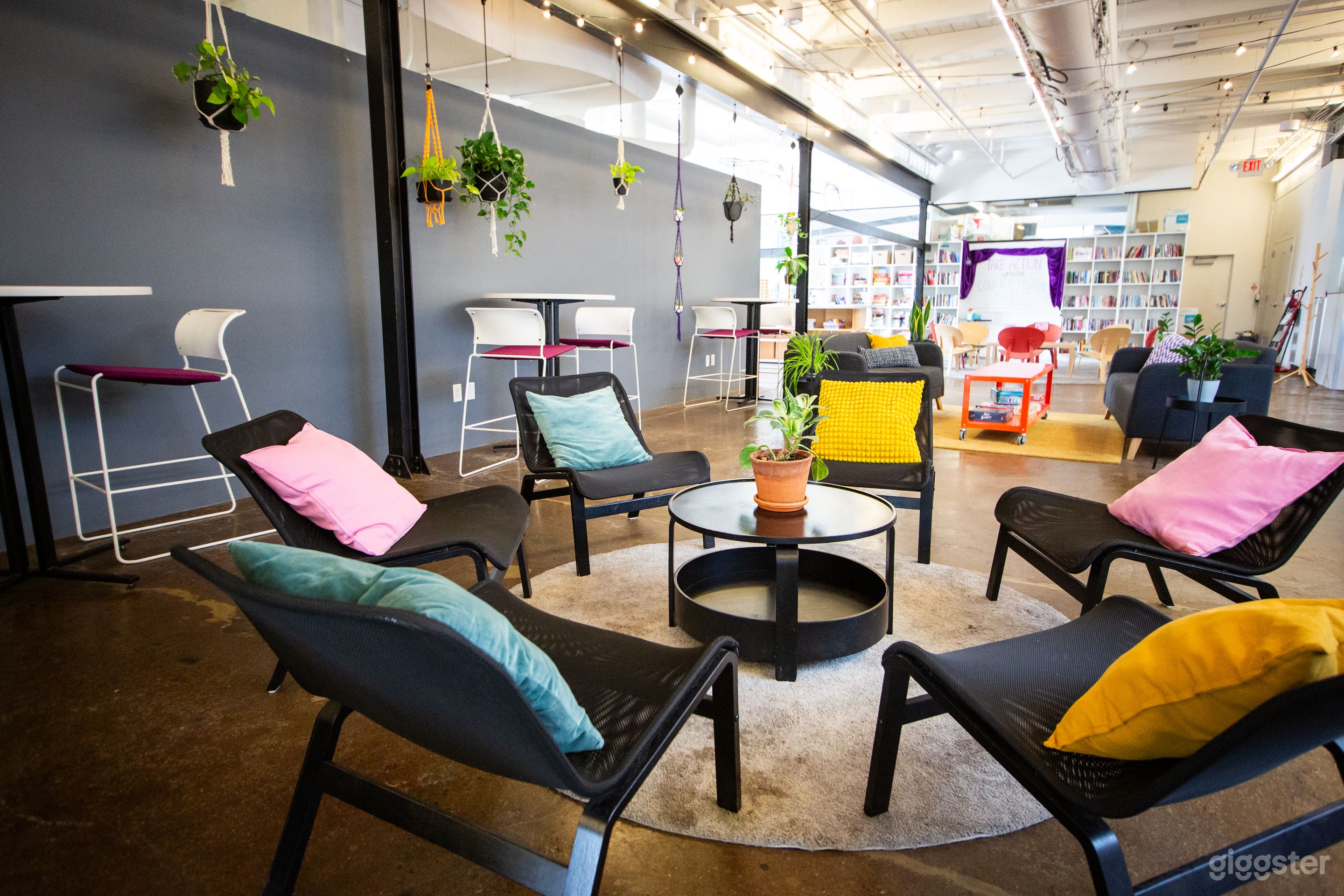 Cozy Lounge Space in Uptown Photo 4