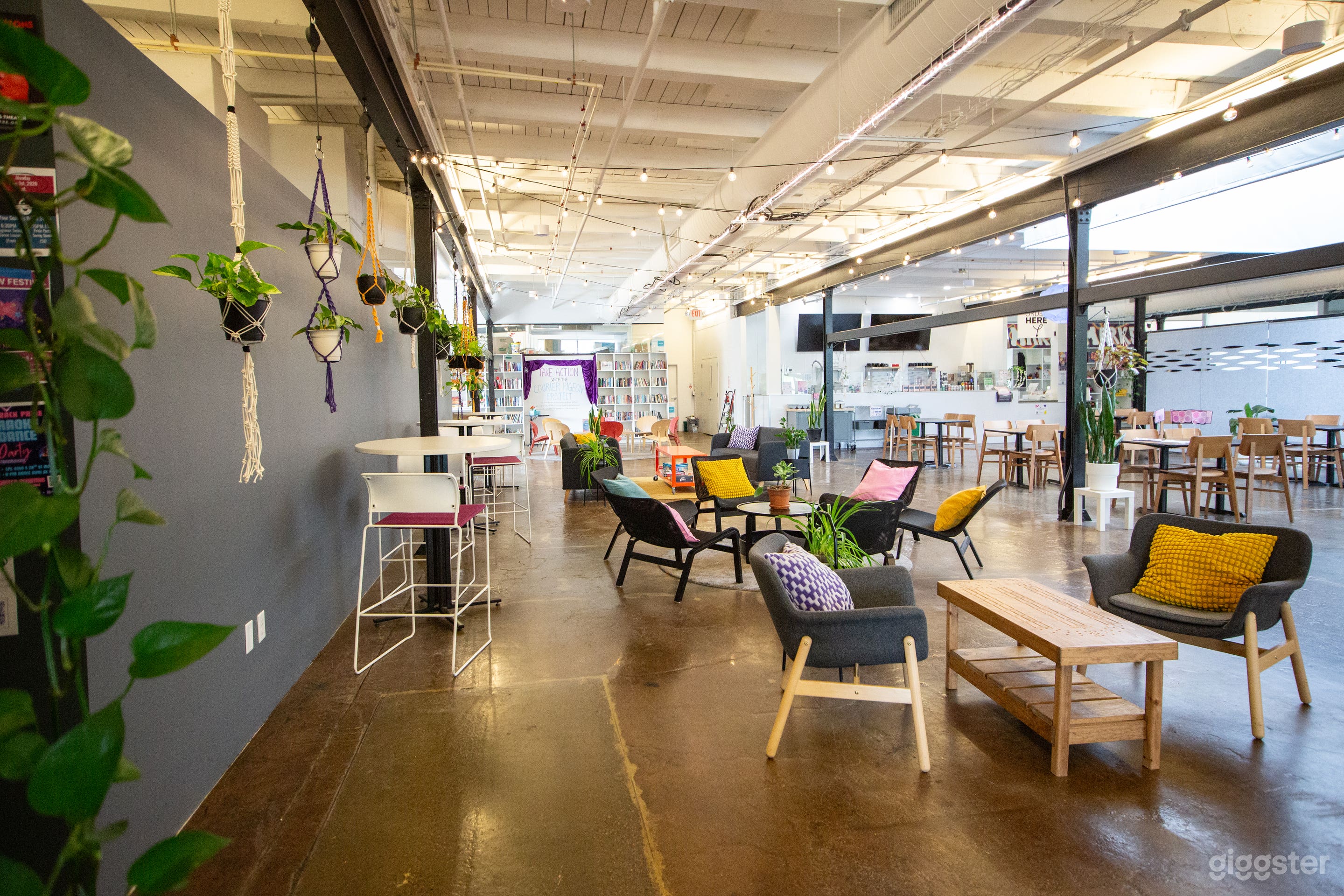 Cozy Lounge Space in Uptown Photo 1