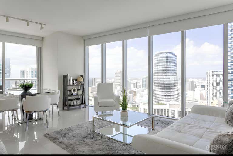  Residencia Minimalista en las Alturas con Vistas Panorámicas 