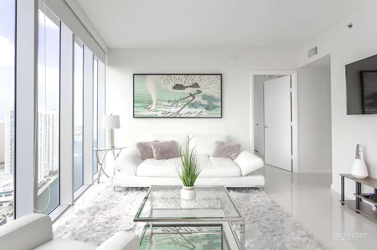  Residencia Minimalista en las Alturas con Vistas Panorámicas 