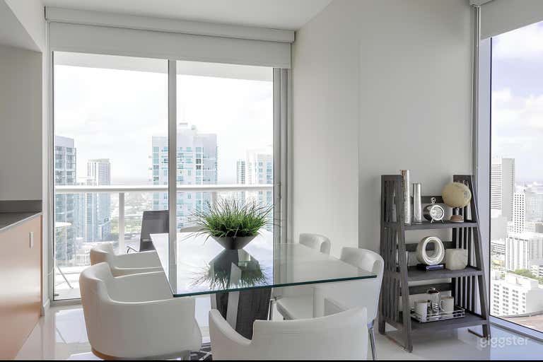  Residencia Minimalista en las Alturas con Vistas Panorámicas 