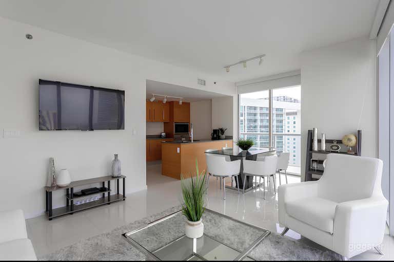  Residencia Minimalista en las Alturas con Vistas Panorámicas 