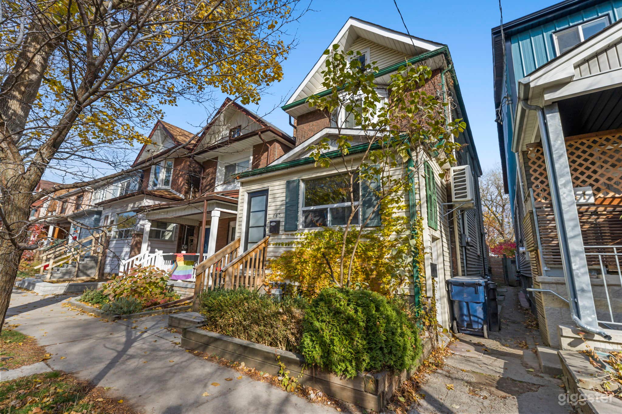 Contemporary family home with grand piano.  Photo 3