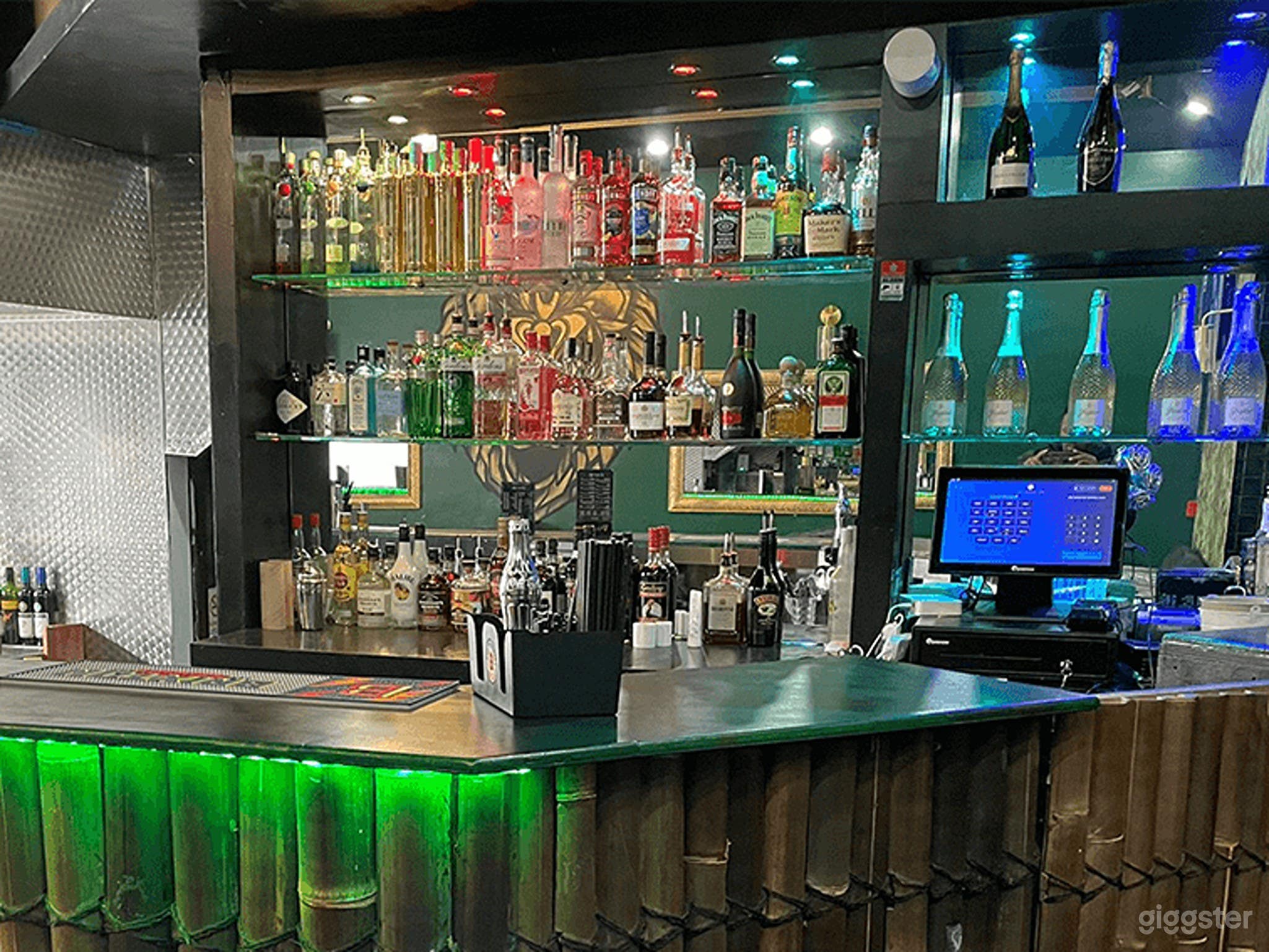 Jungle bar and grill Photo 4