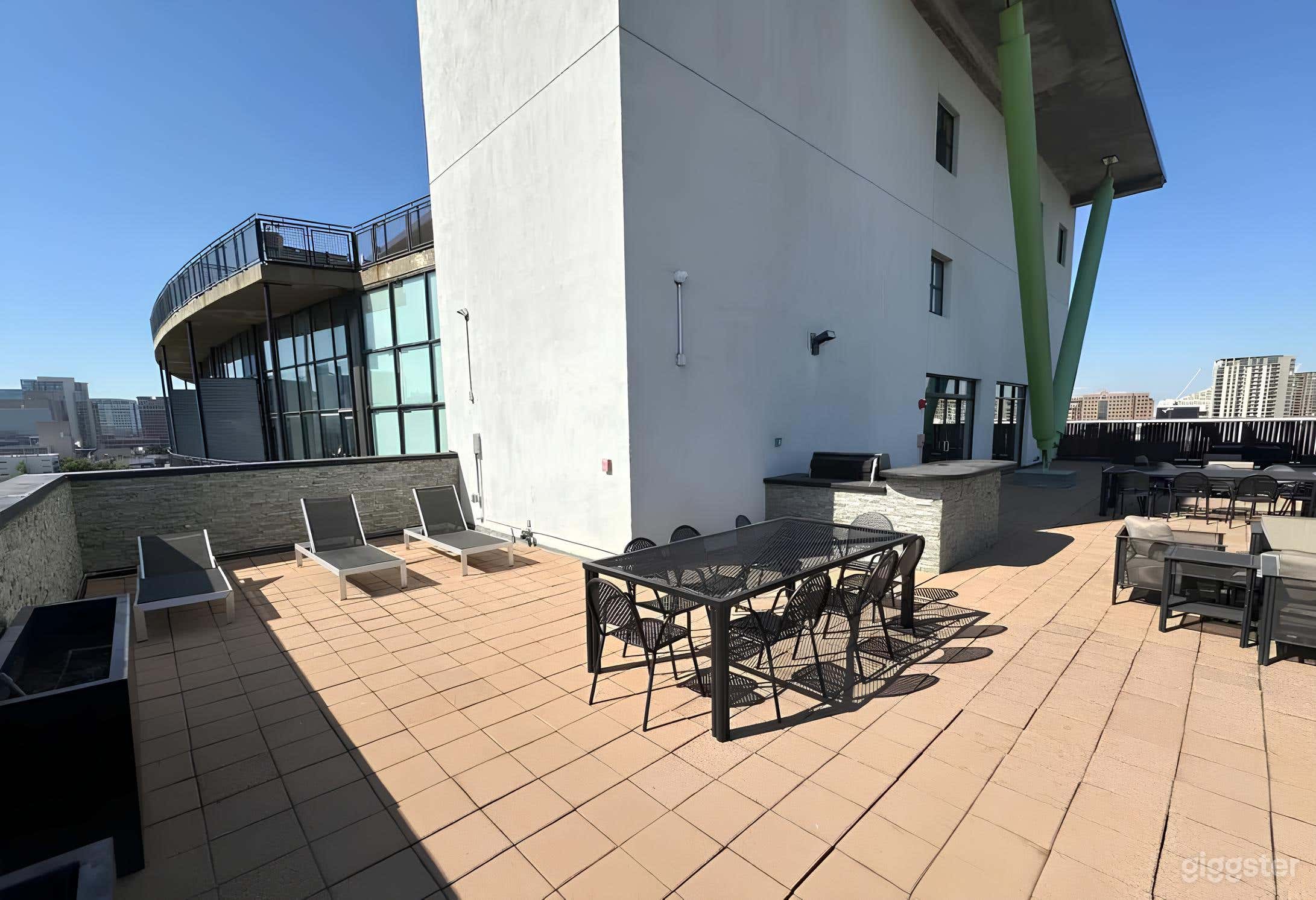 Rooftop Patio with an Amazing View of Downtown Dallas Photo 4