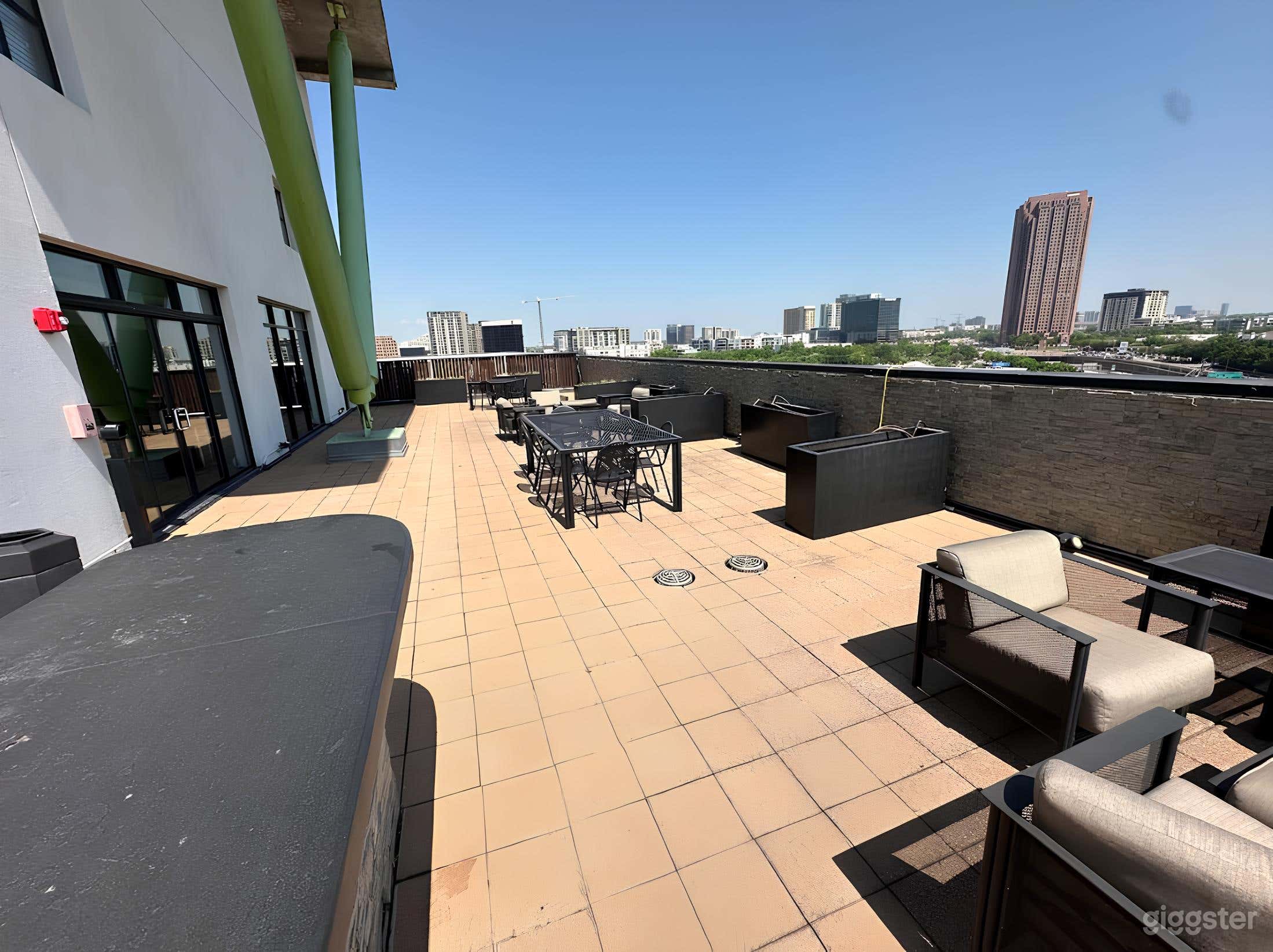 Rooftop Patio with an Amazing View of Downtown Dallas Photo 2