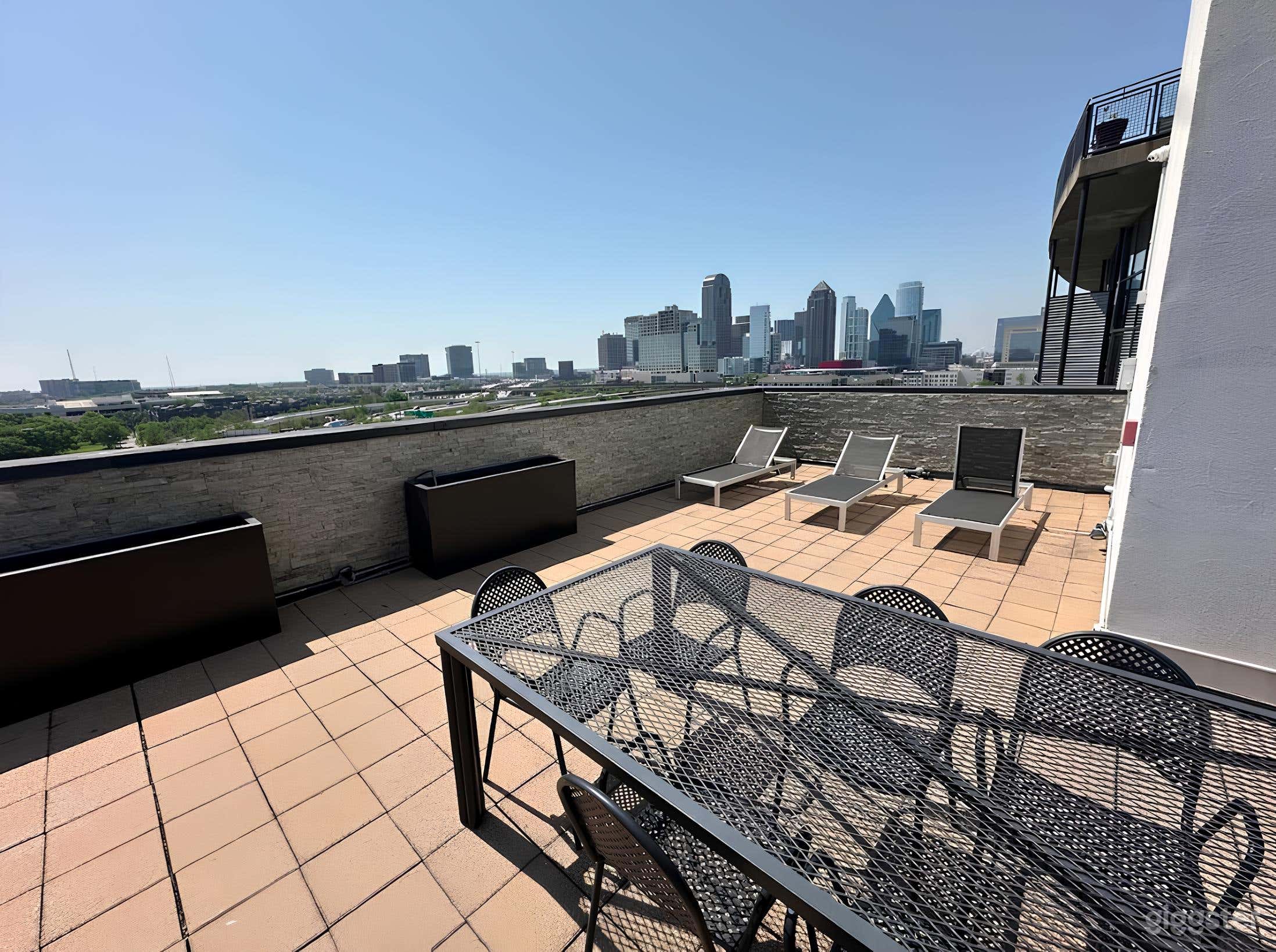 Rooftop Patio with an Amazing View of Downtown Dallas Photo 1