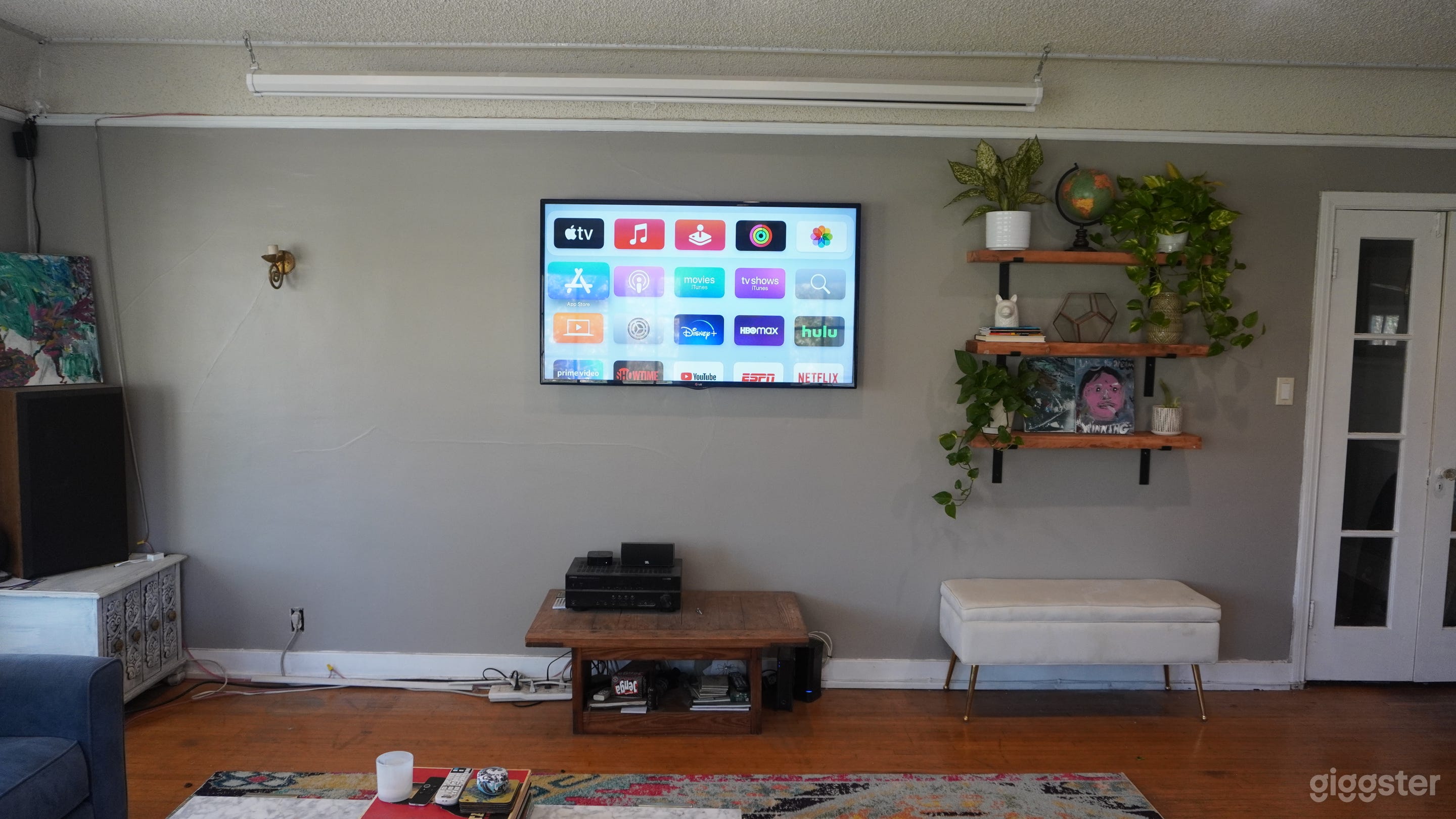 Beautiful Upper unit Duplex W/ Large Backyard Photo 4