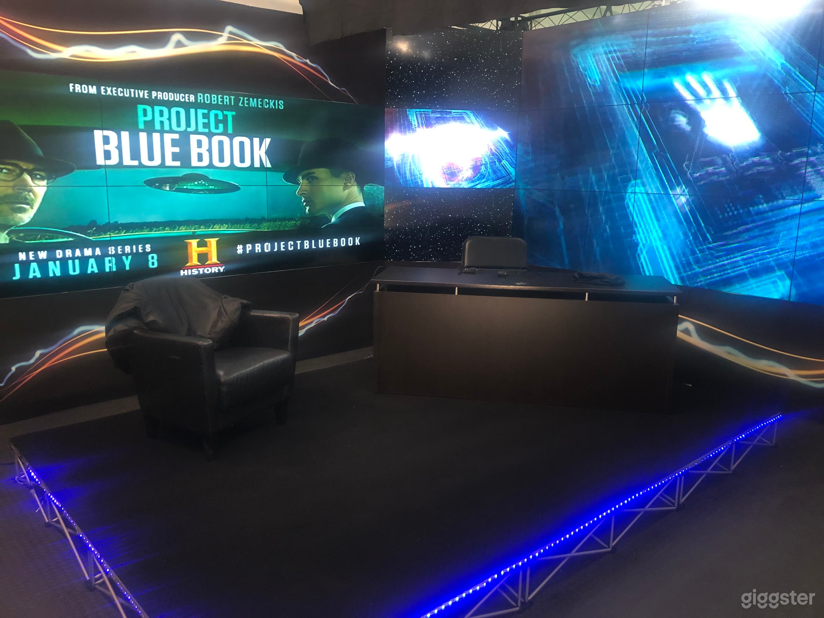 Your Logo/promo on the screens!