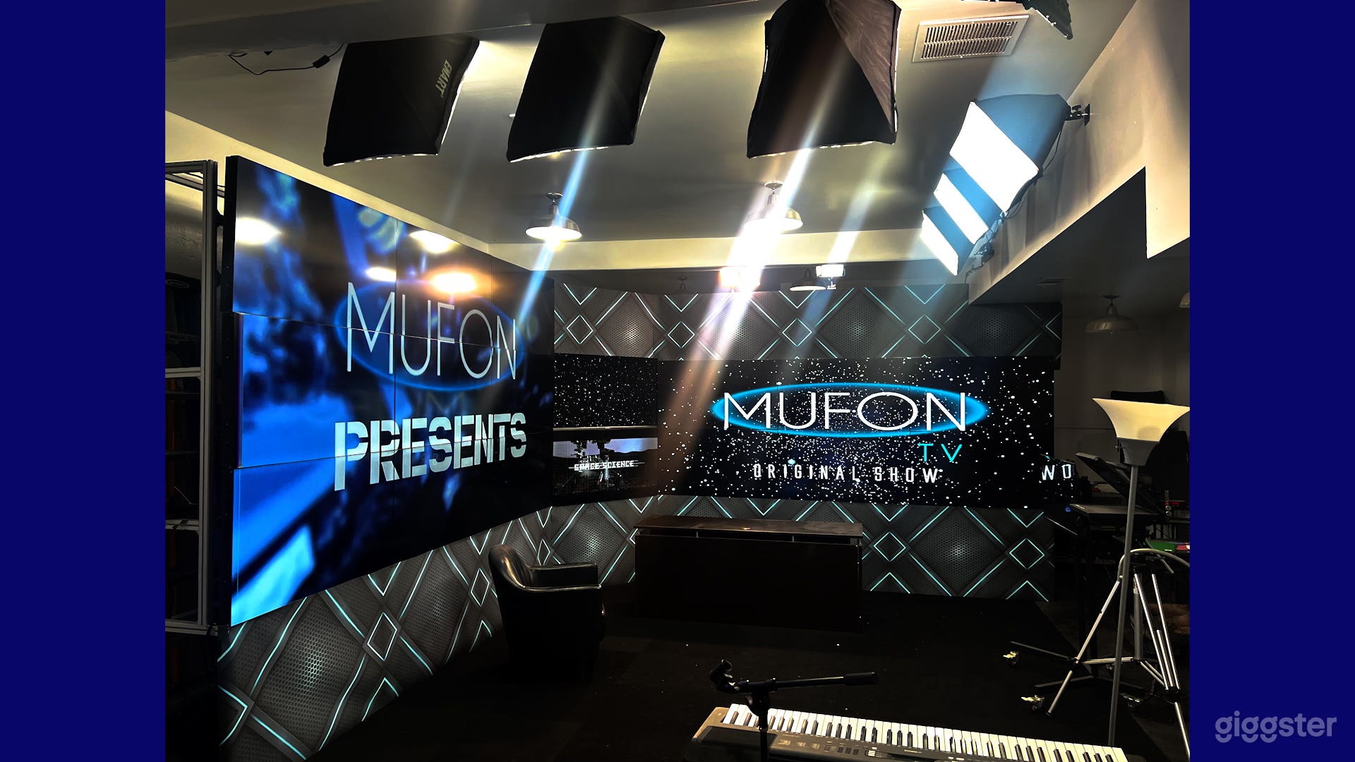 2 Video  side walls with 19 screens!