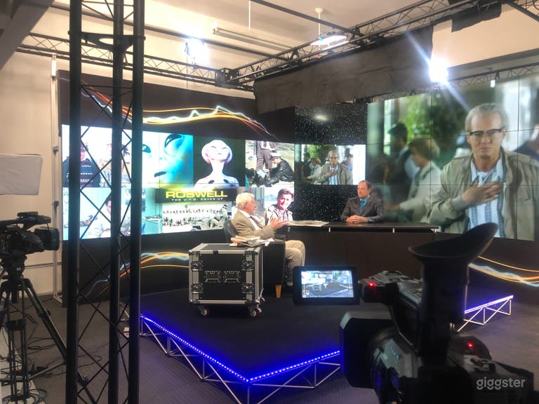  Live Streaming Video Walls Podcast News Cast Green Screen + 