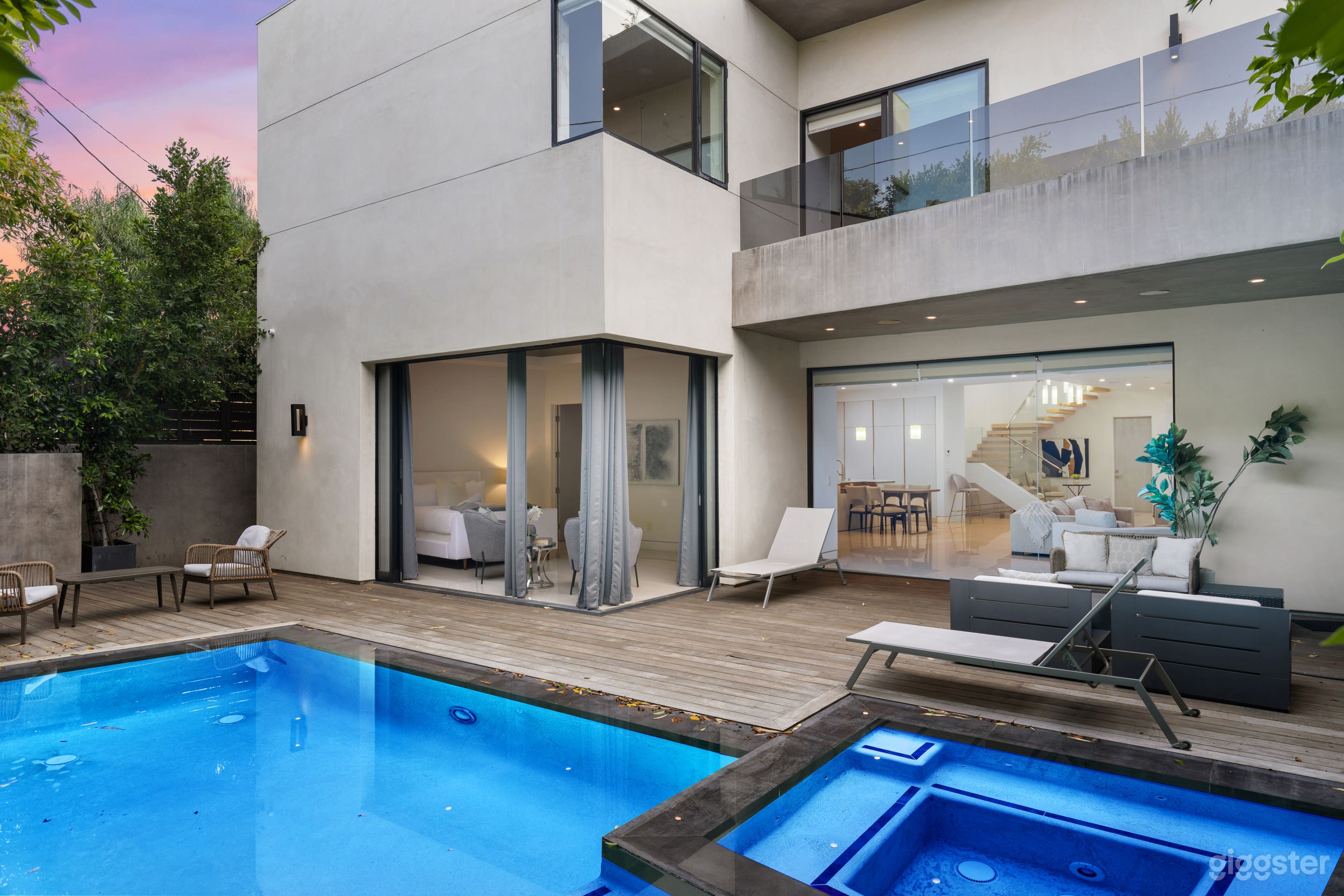 BRIGHT BLANK CANVAS W/ POOL &amp; FLOATING STAIR Photo 2