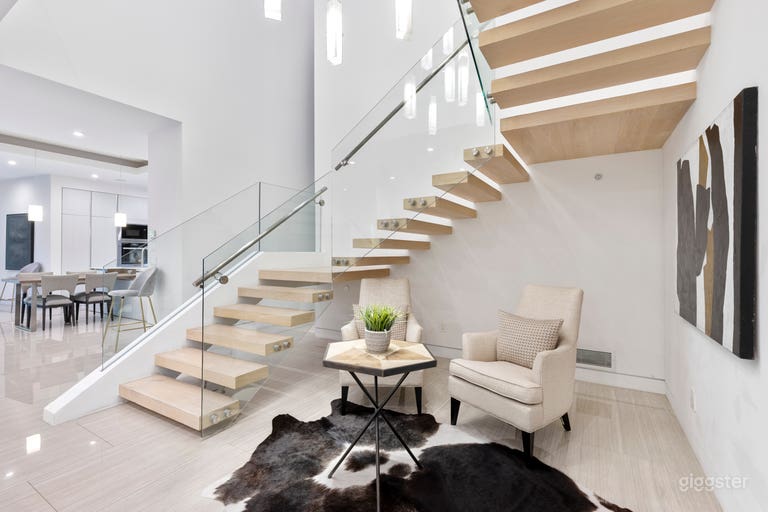  BRIGHT BLANK CANVAS W/ POOL & FLOATING STAIR 