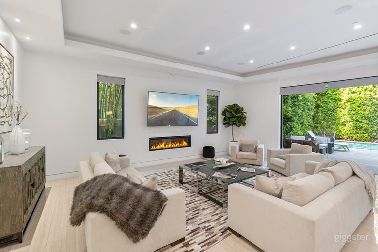  BRIGHT BLANK CANVAS W/ POOL & FLOATING STAIR 