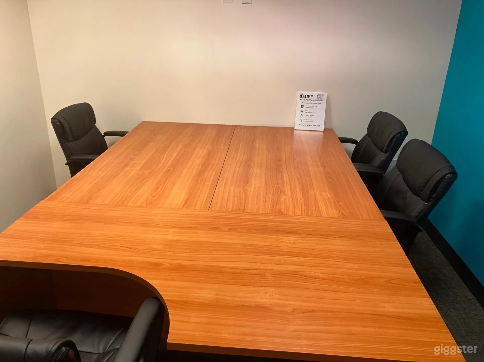 Papaya: Flexible 4-Person Meeting Room Photo 1