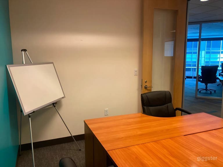  Papaya: Flexible 4-Person Meeting Room 