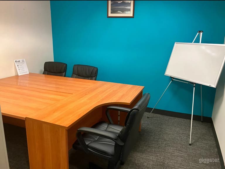  Papaya: Flexible 4-Person Meeting Room 