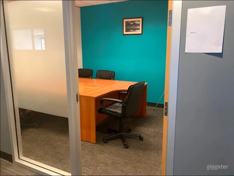  Papaya: Flexible 4-Person Meeting Room 